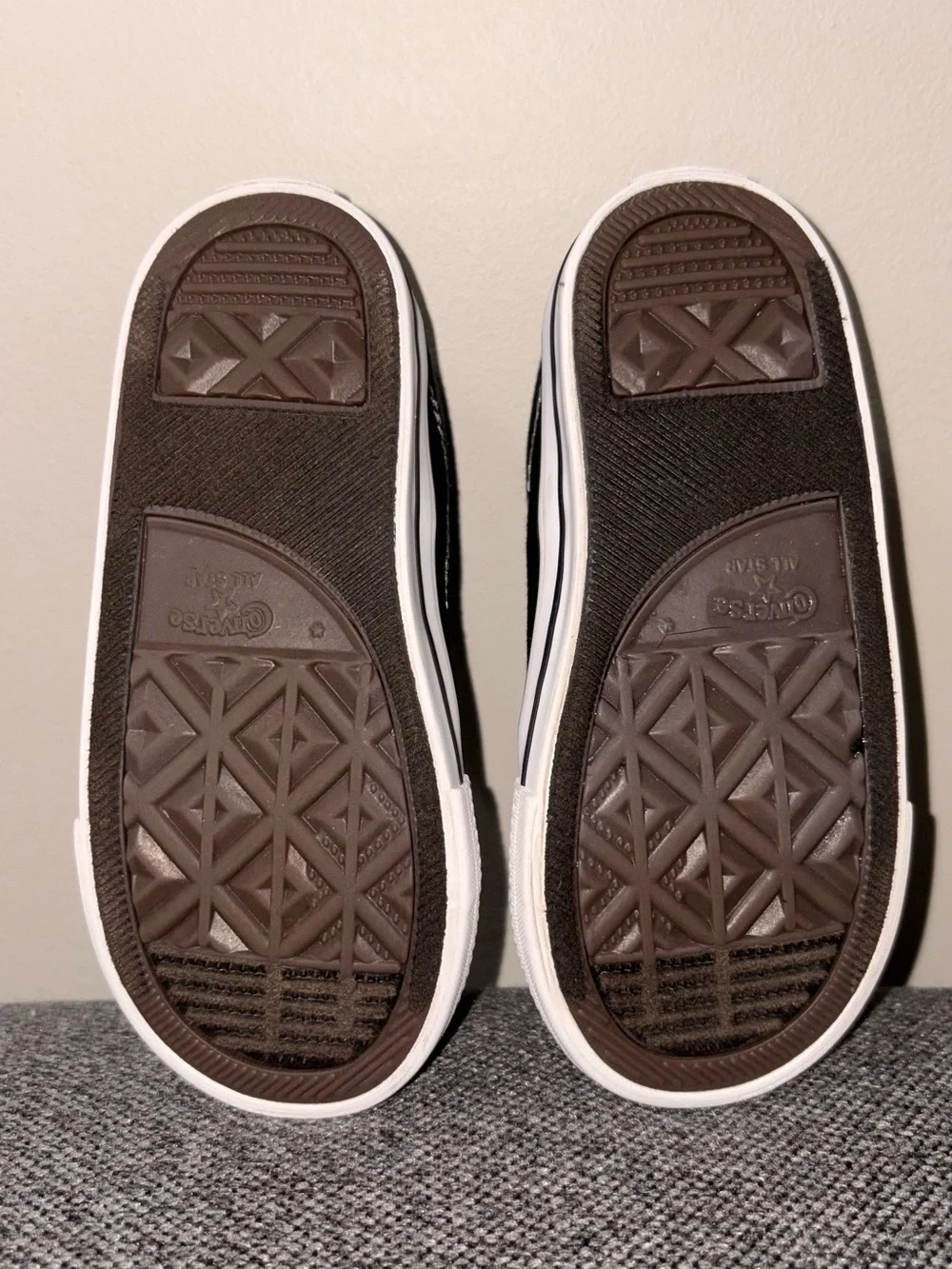 Converse Kids Black and White Low Top Sneakers size 9
